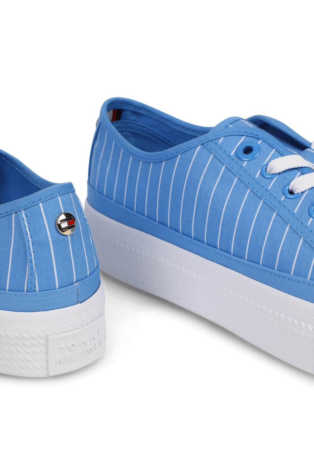 תמונת תקריב של נעלי סניקרס תכלת עם פסים לבנים