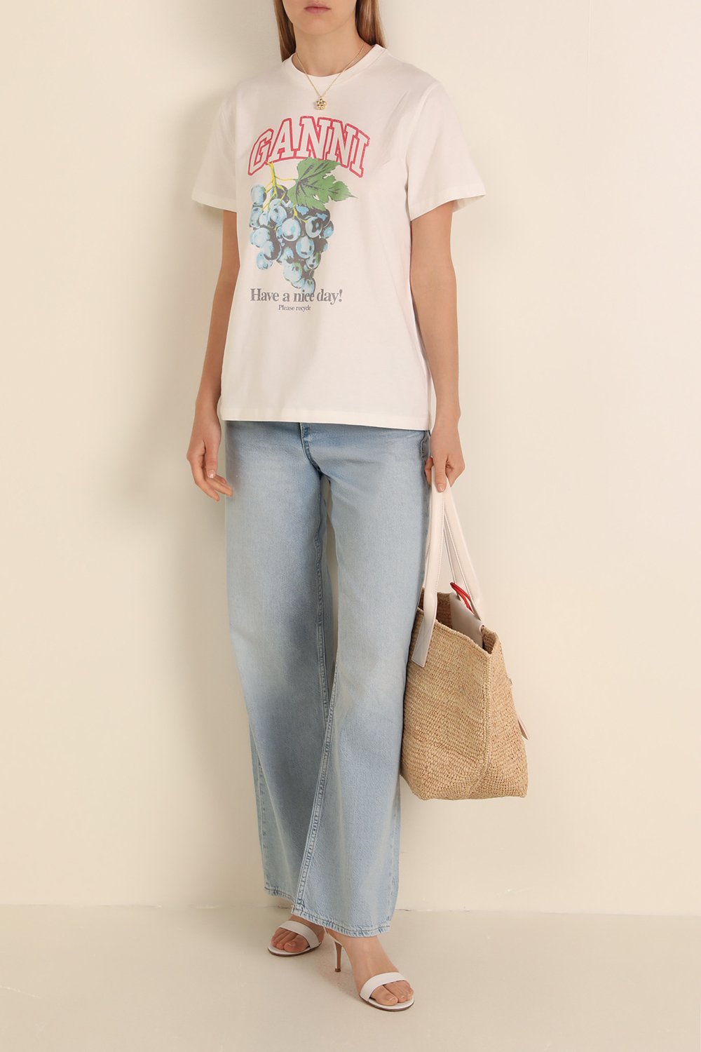 תמונת דוגמן קידמית של שרשרת תליון דייזי