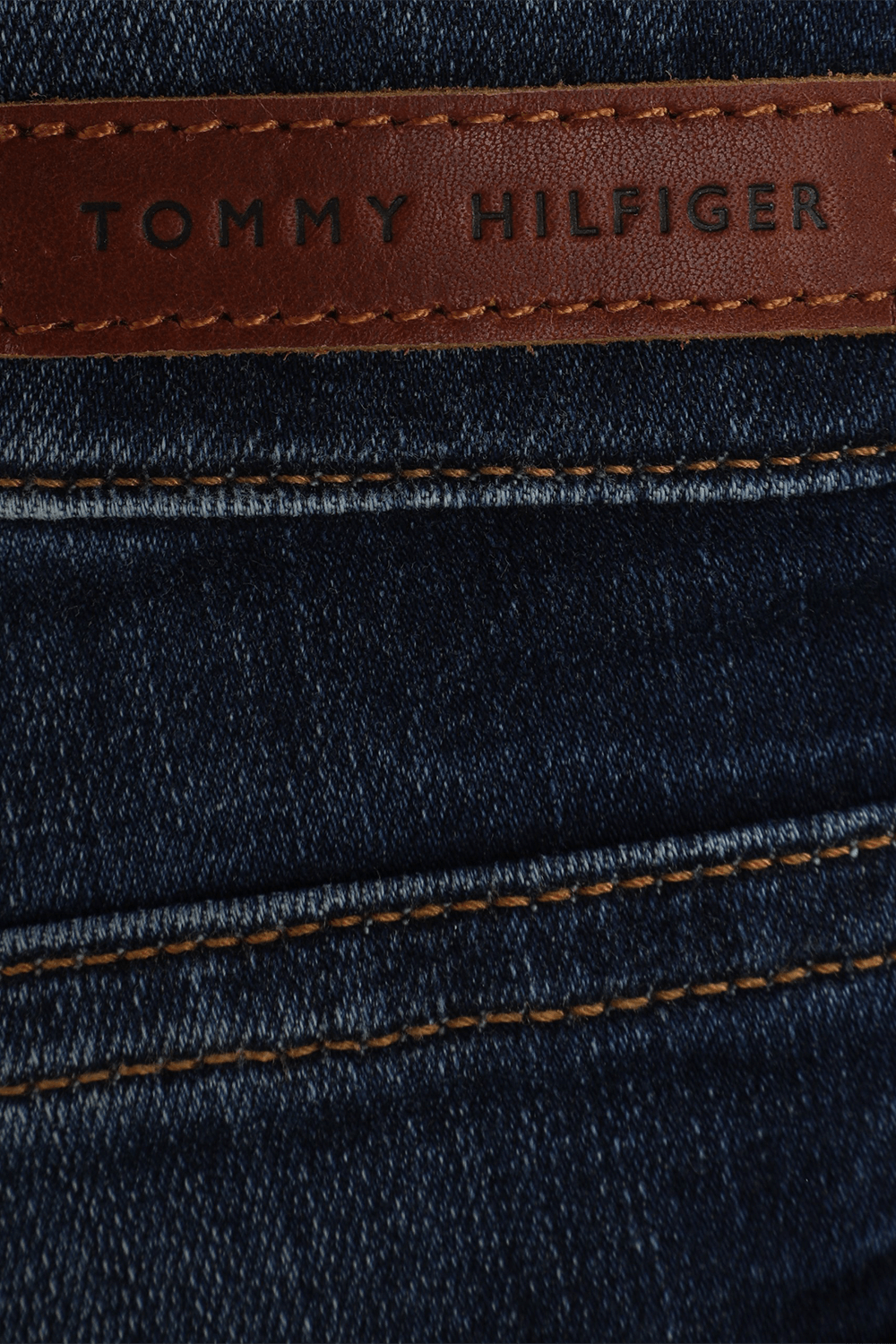 תמונה אחורית של מכנסי ג'ינס סקיני בשטיפה כחולה דהויה