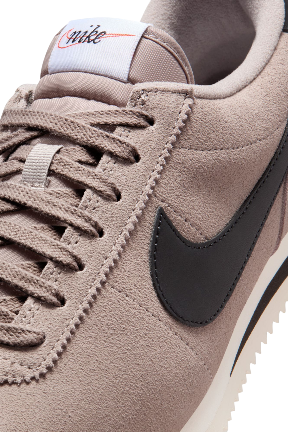 תמונת פנים של נעלי סניקרס קורטז