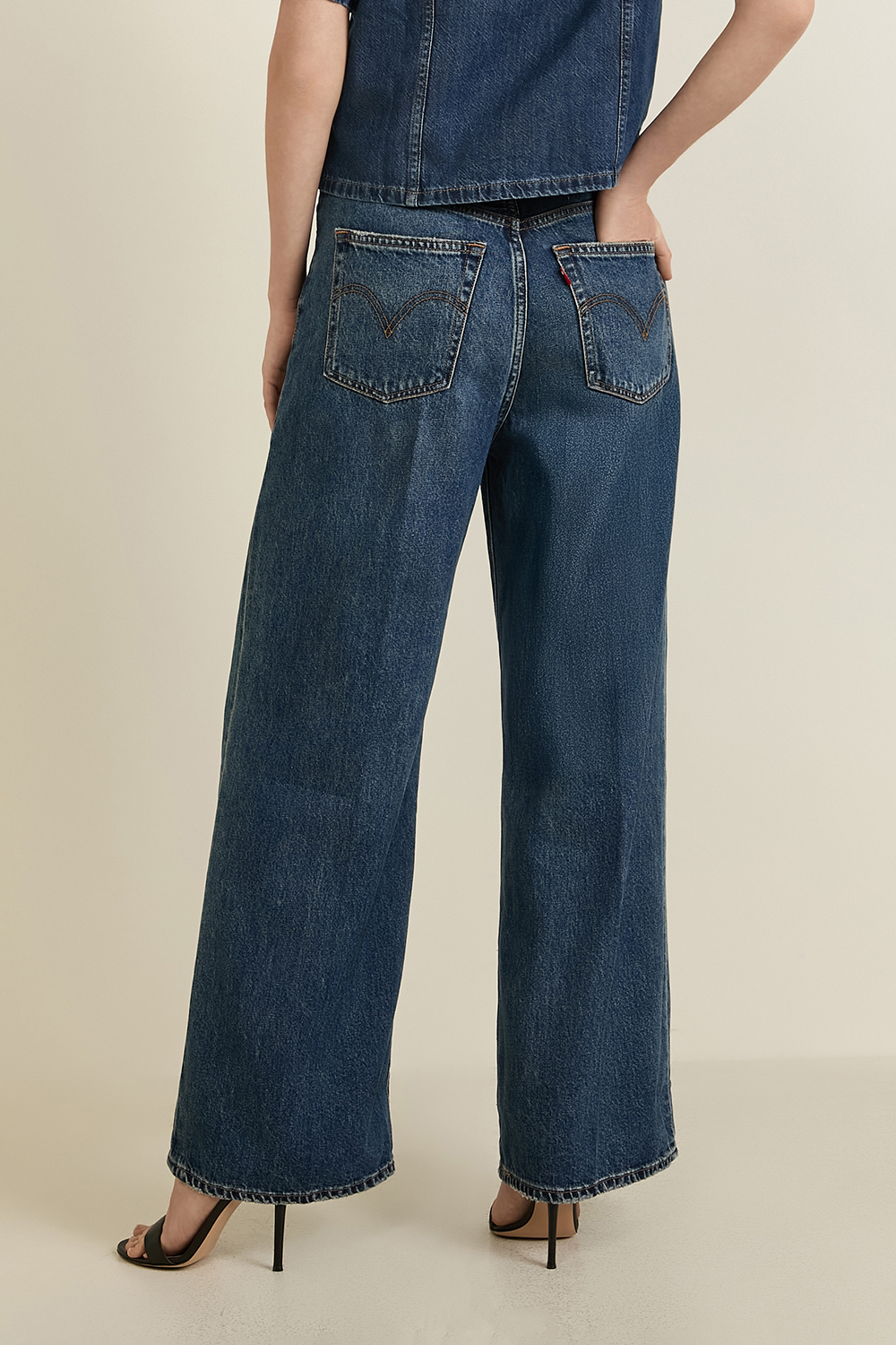 תמונת דוגמן אחורית של מכנסי ג'ינס בגזרה רחבה