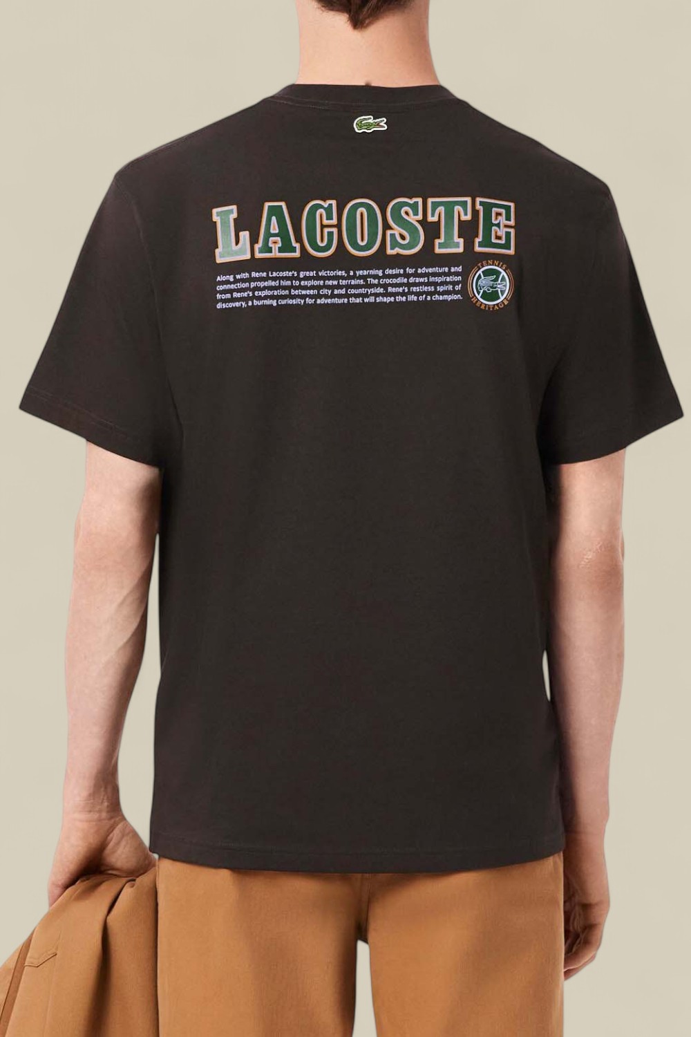 תמונת דוגמן אחורית של חולצת טי