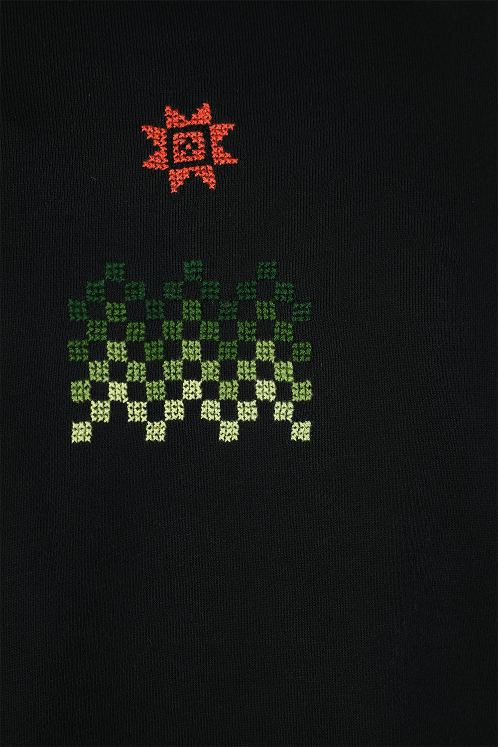 תמונה אחורית של פרד פרי X אדיש סווטשירט קפוצ'ון שחור עם לוגו רקום