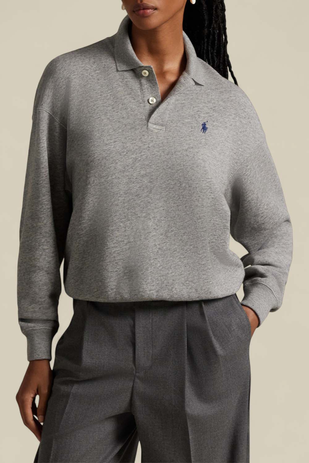 תמונת דוגמן קידמית של סווטשירט פולו