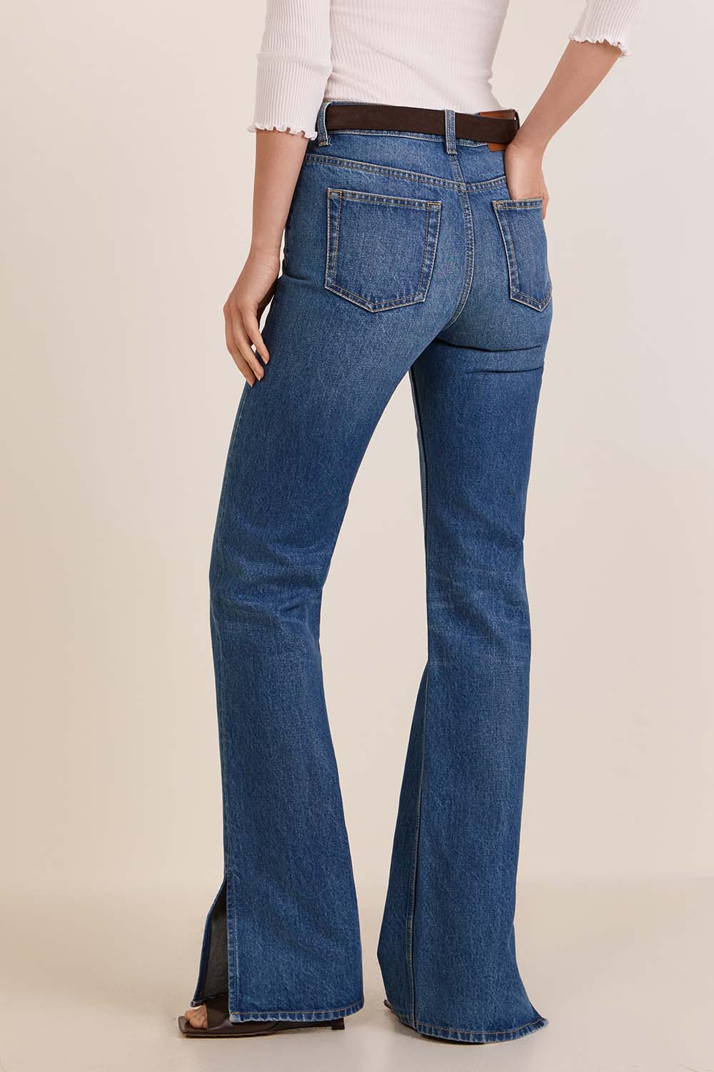 תמונת דוגמן אחורית של מכנסי ג'ינס בגזרה ישרה