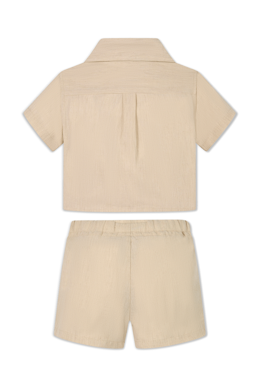 תמונה אחורית של סט חולצת כפתורים ומכנסיים קצרים