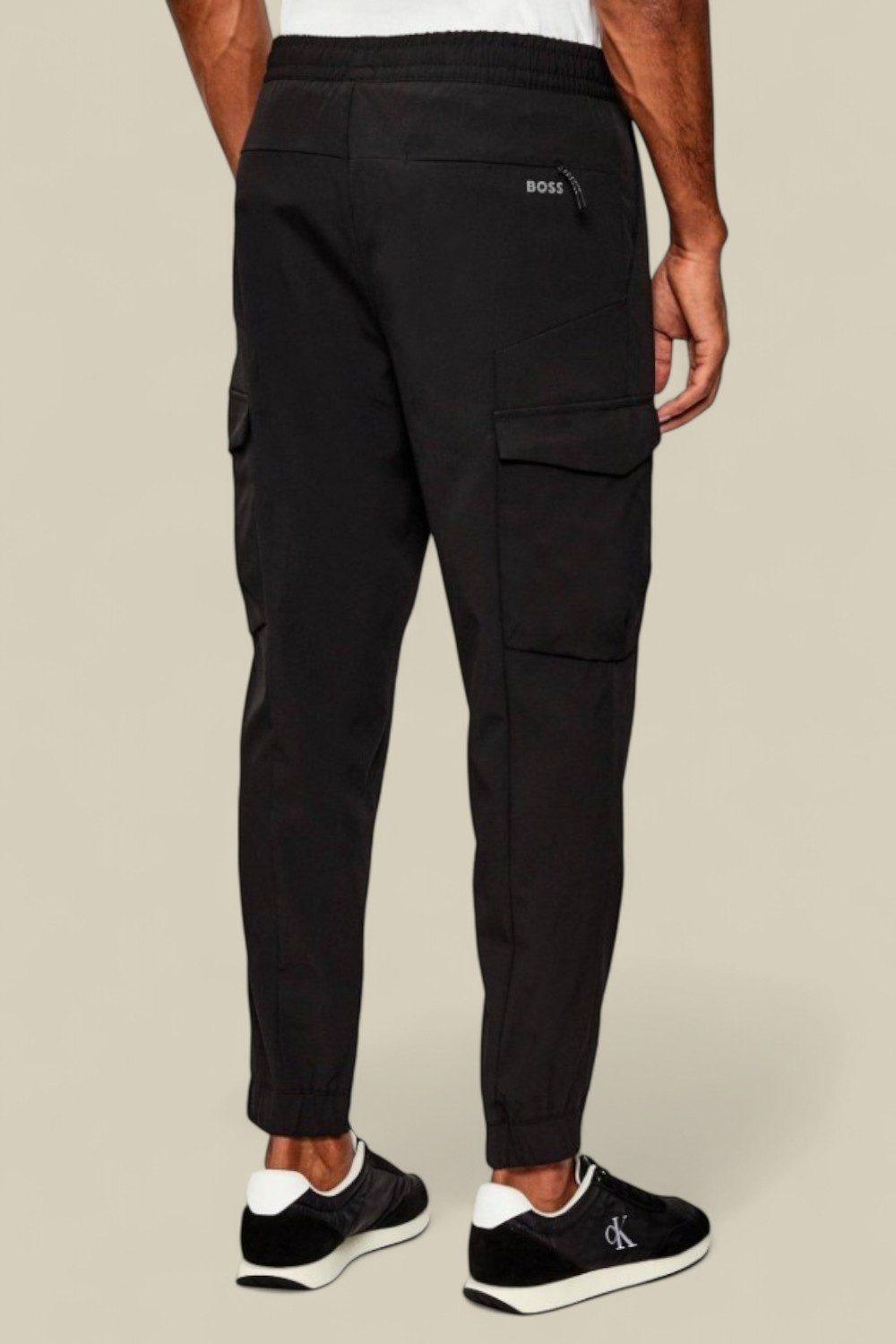 תמונת דוגמן אחורית של מכנסי קרגו סלים