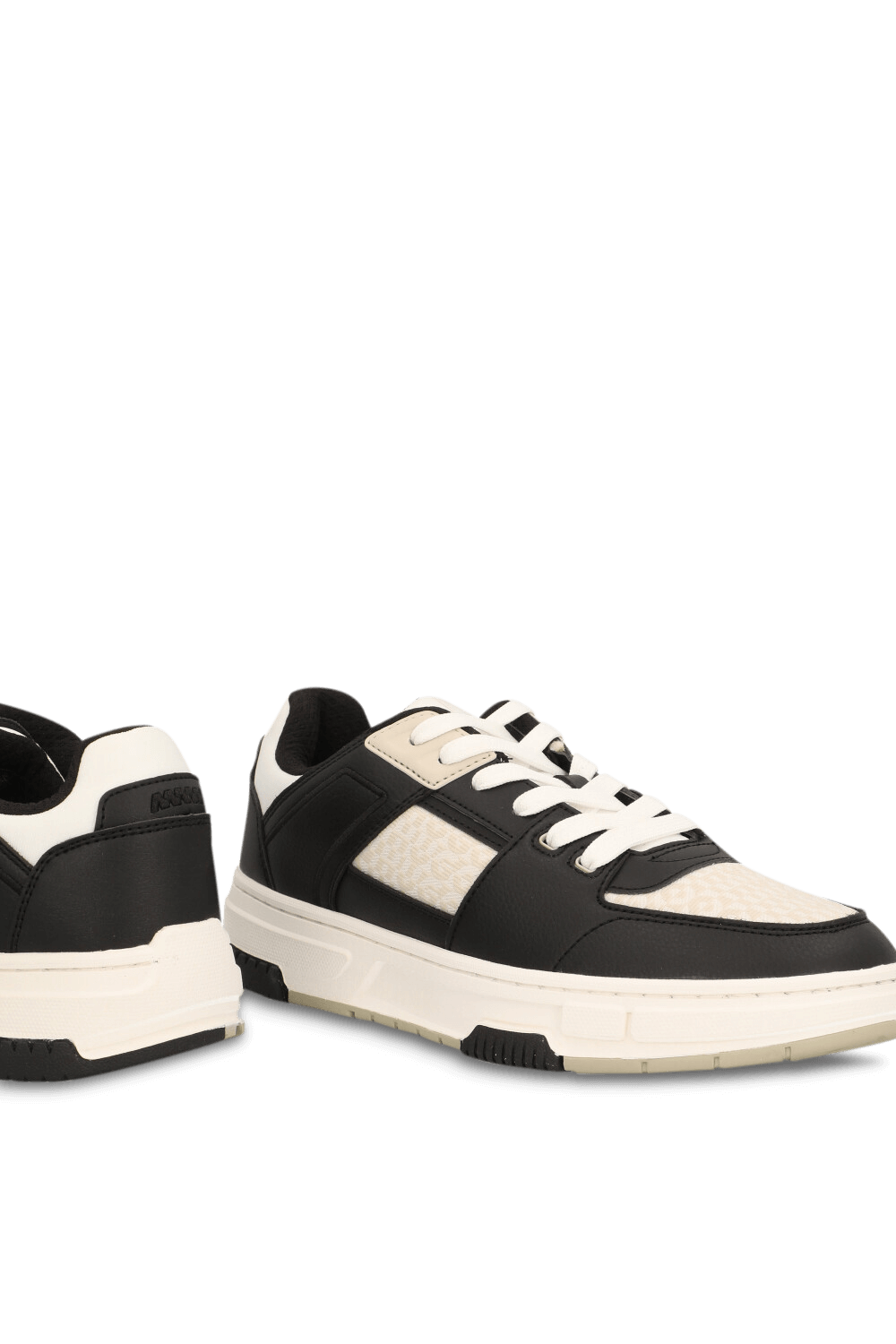 תמונת תקריב של נעלי סניקרס