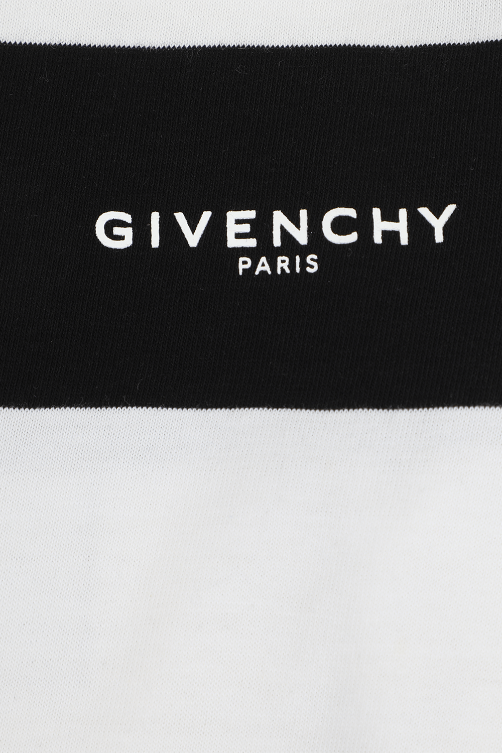 תמונת תקריב של גילאי 6-12 חולצת פסים עם שרוולים ארוכים בגווני שחור ולבן