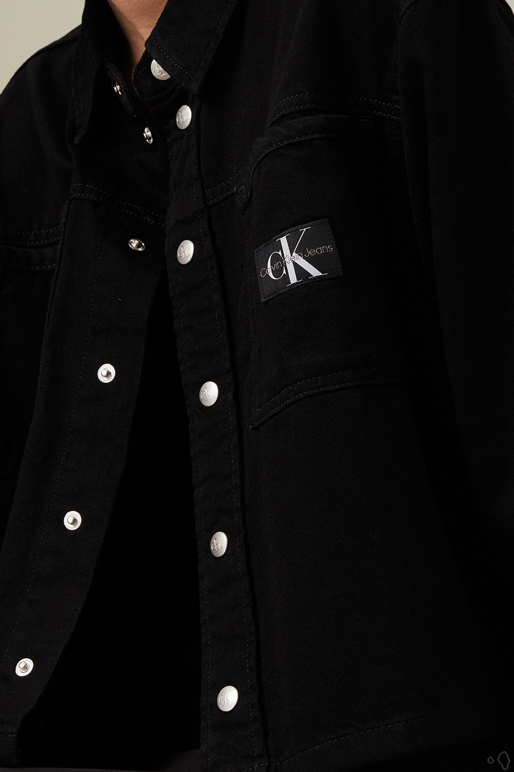 תמונת תקריב דוגמן של חולצת ז'קט ג'ינס