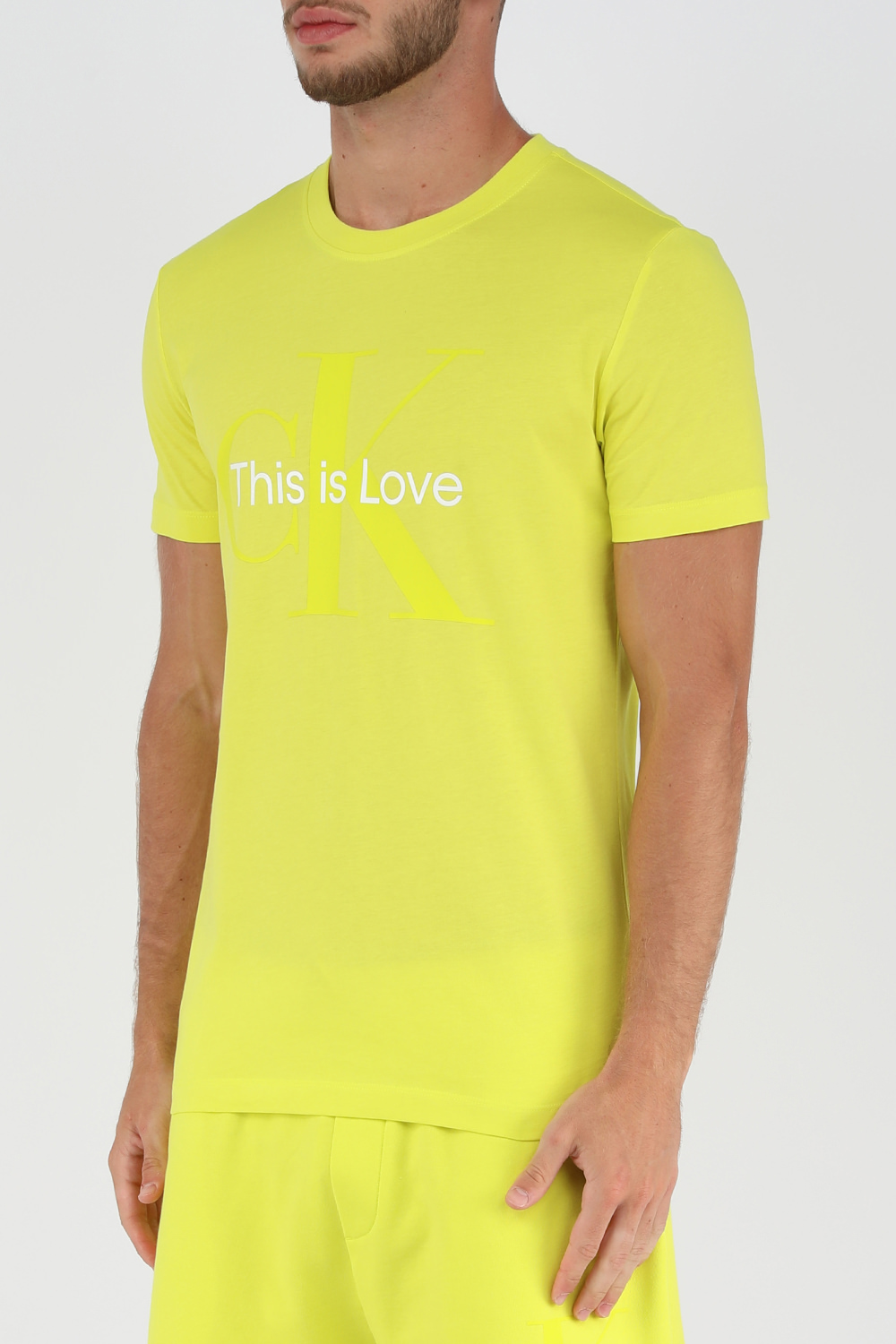 תמונת דוגמן קידמית של חולצת גאווה צהובה