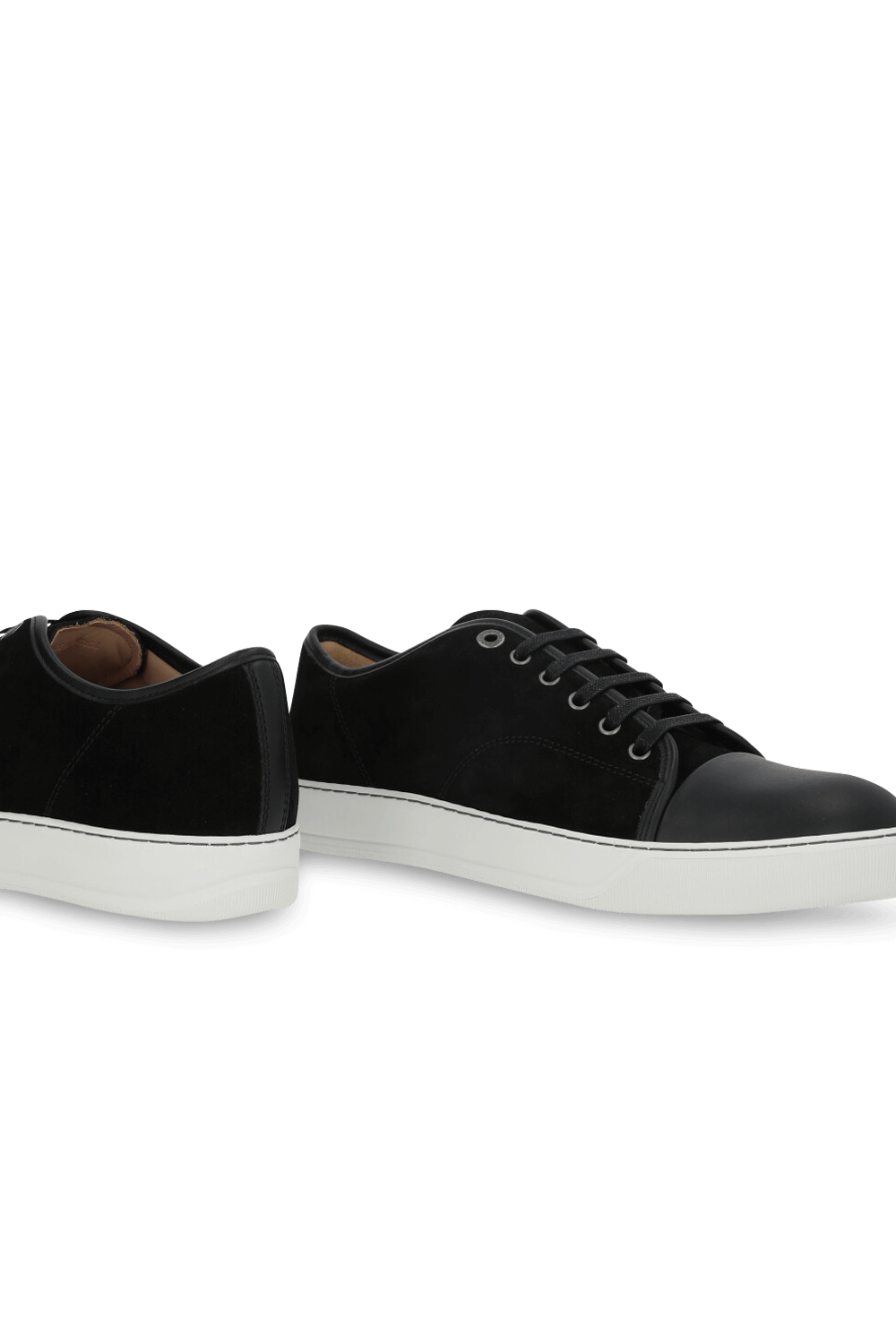 תמונת תקריב של נעלי סניקרס