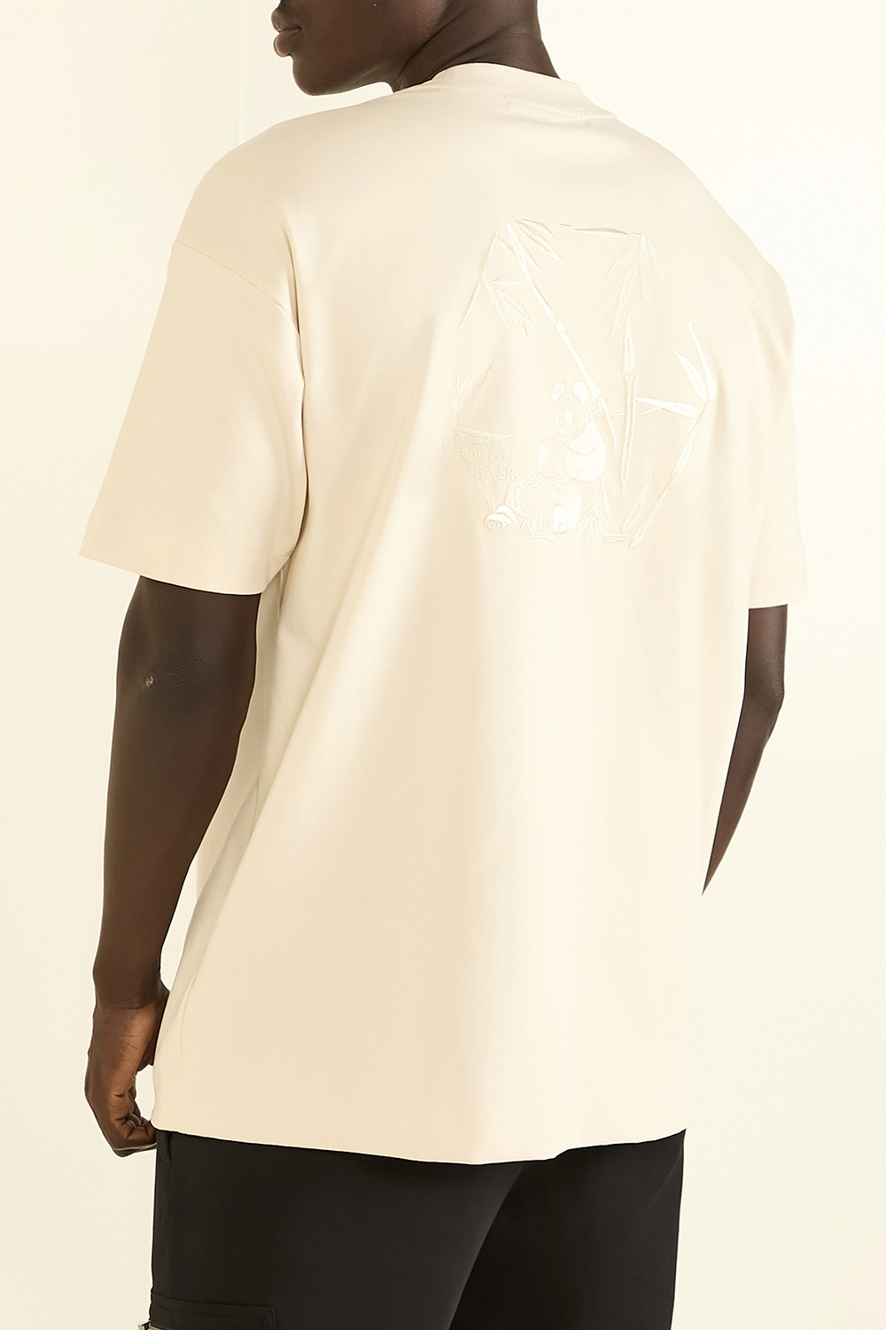 תמונת דוגמן אחורית של חולצת טי אוברסייז