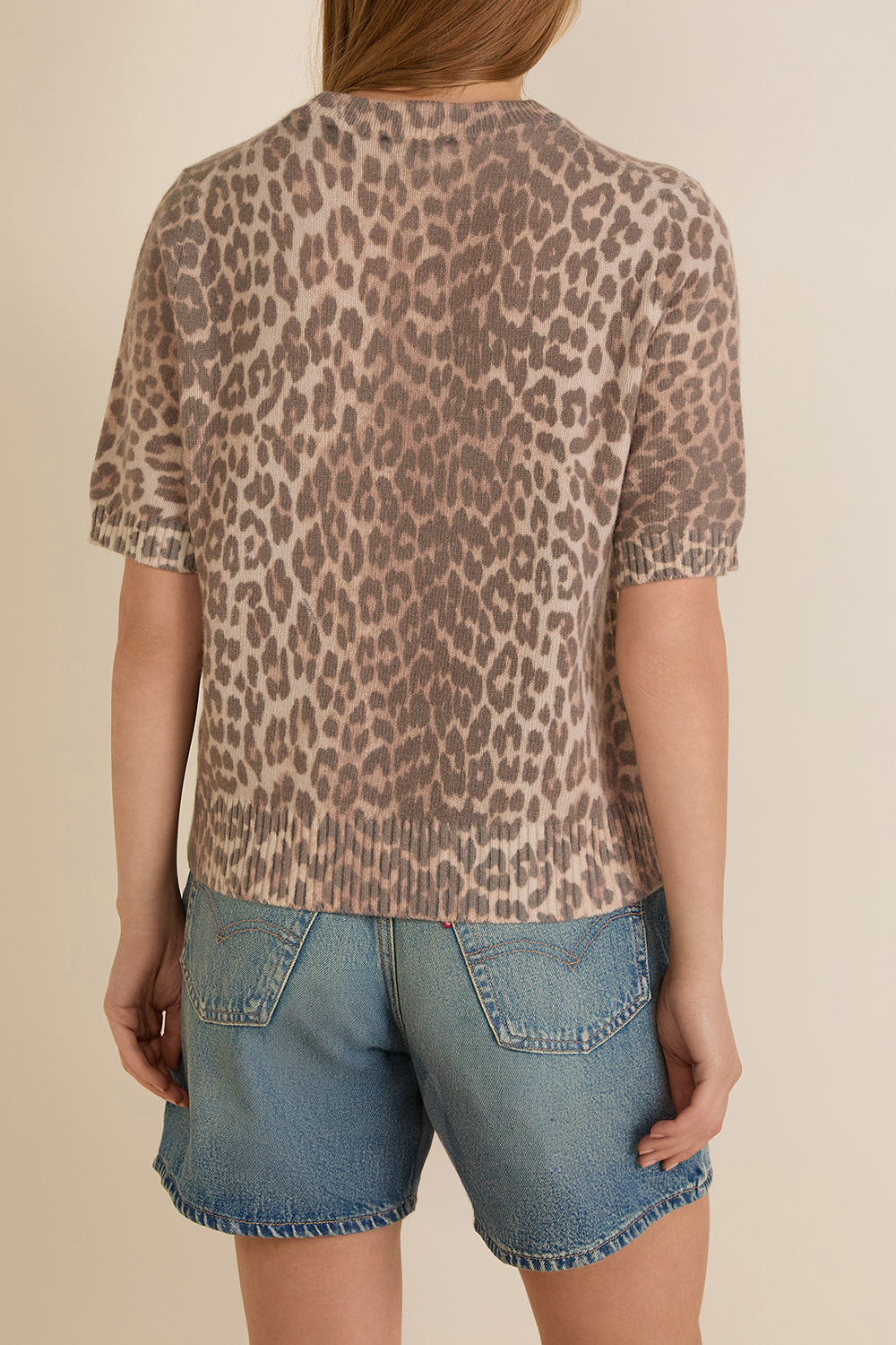 תמונת דוגמן אחורית של חולצת טי