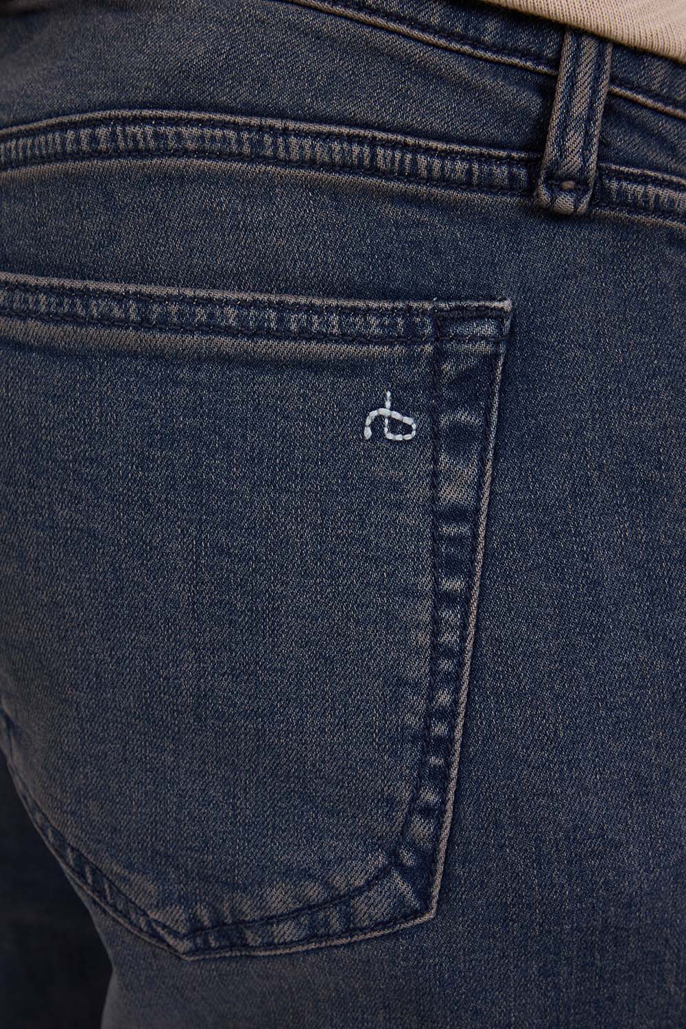 תמונת תקריב דוגמן של מכנסי ג'ינס בגזרה ישרה