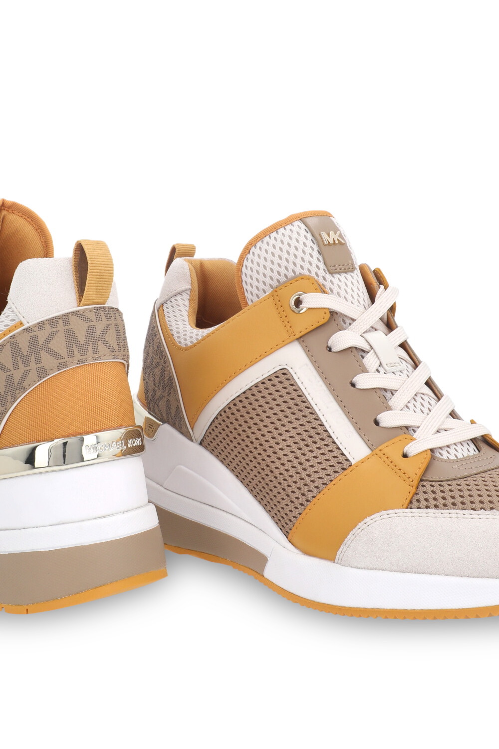 תמונת תקריב של נעלי סניקרס