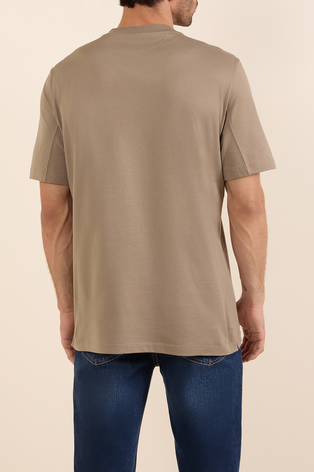 תמונת דוגמן אחורית של חולצת טי