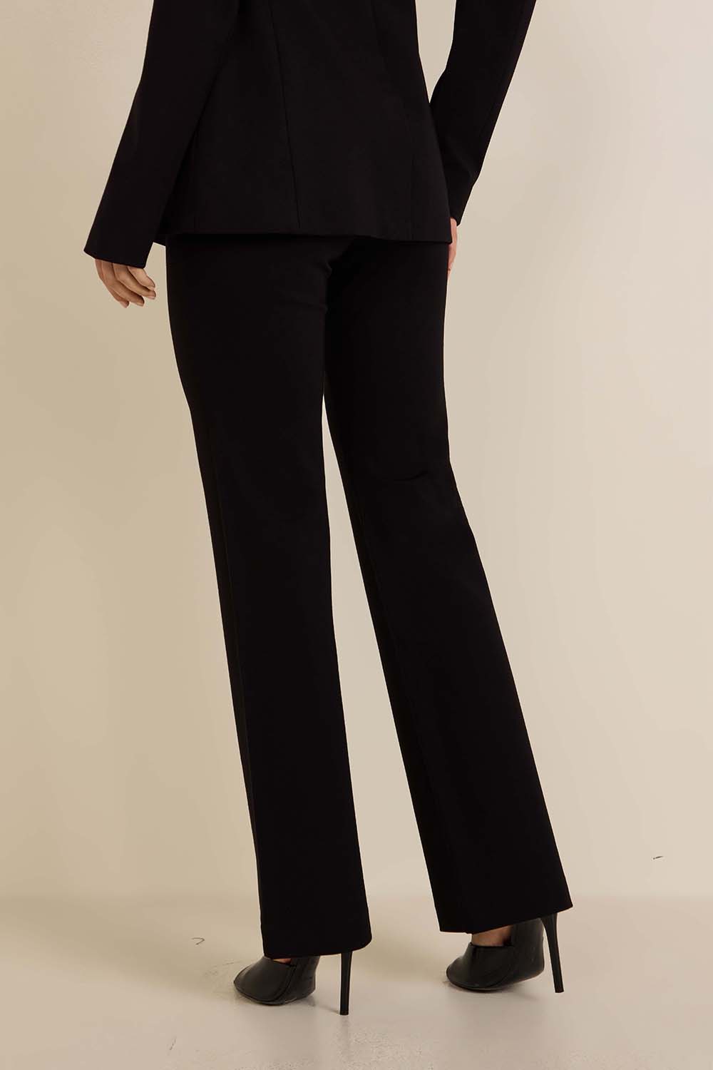 תמונת דוגמן אחורית של מכנסיים מחויטים בגזרה ישרה