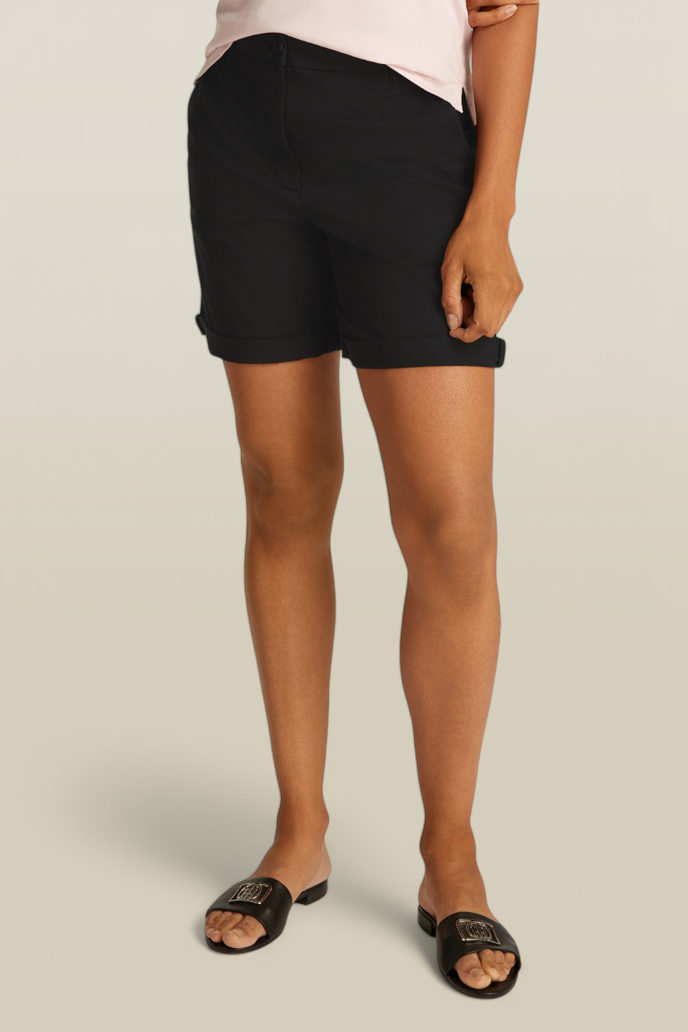 תמונת דוגמן קידמית של מכנסיים קצרים