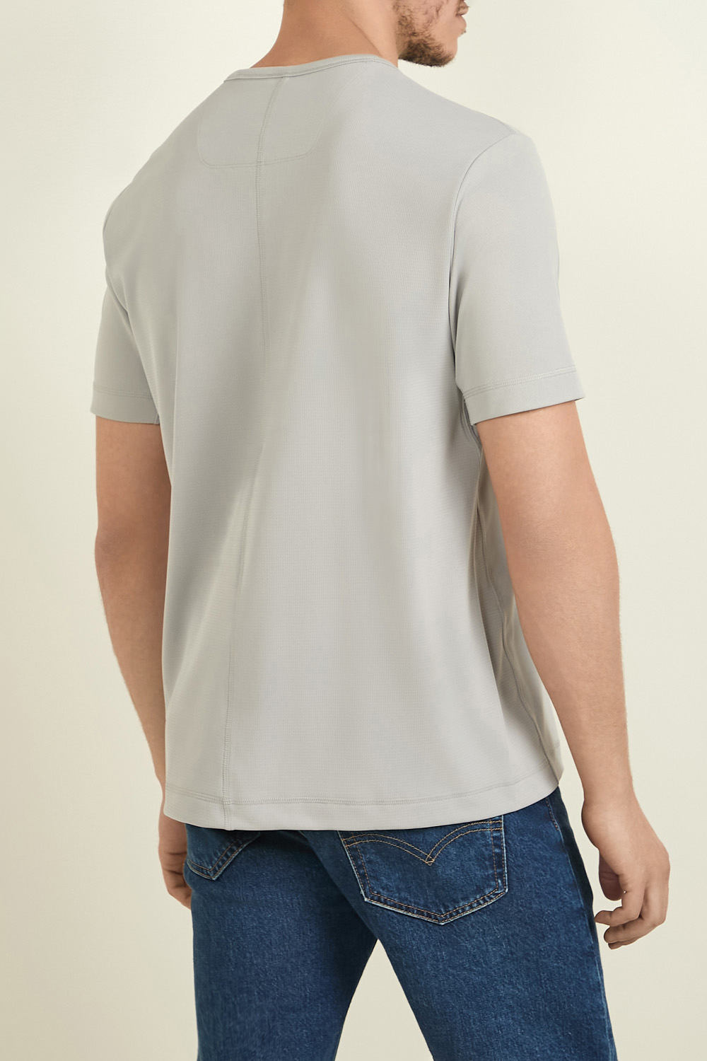 תמונת דוגמן אחורית של חולצת טי