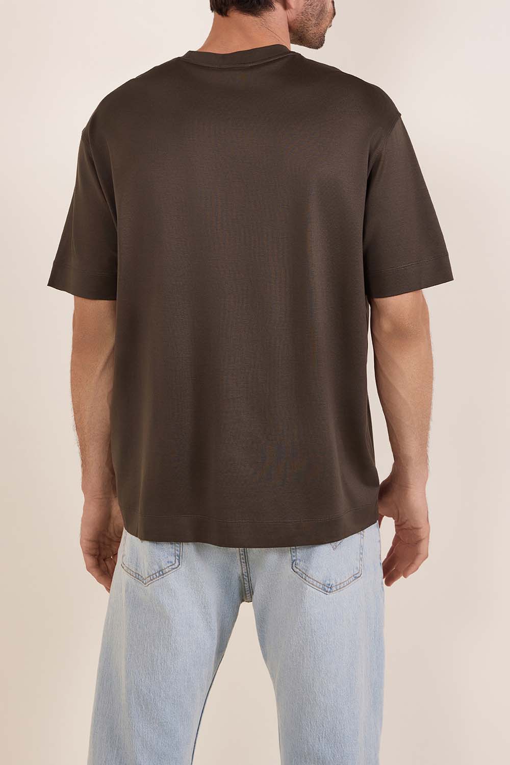 תמונת דוגמן אחורית של חולצת טי