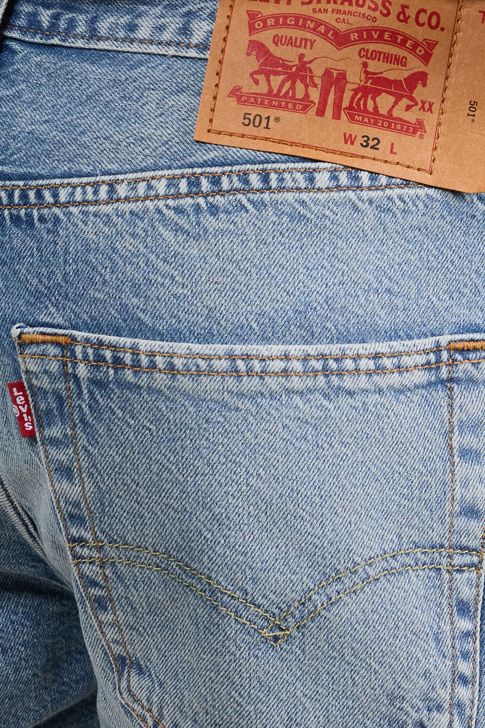 תמונת תקריב דוגמן של מכנסי ג'ינס קצרים 501