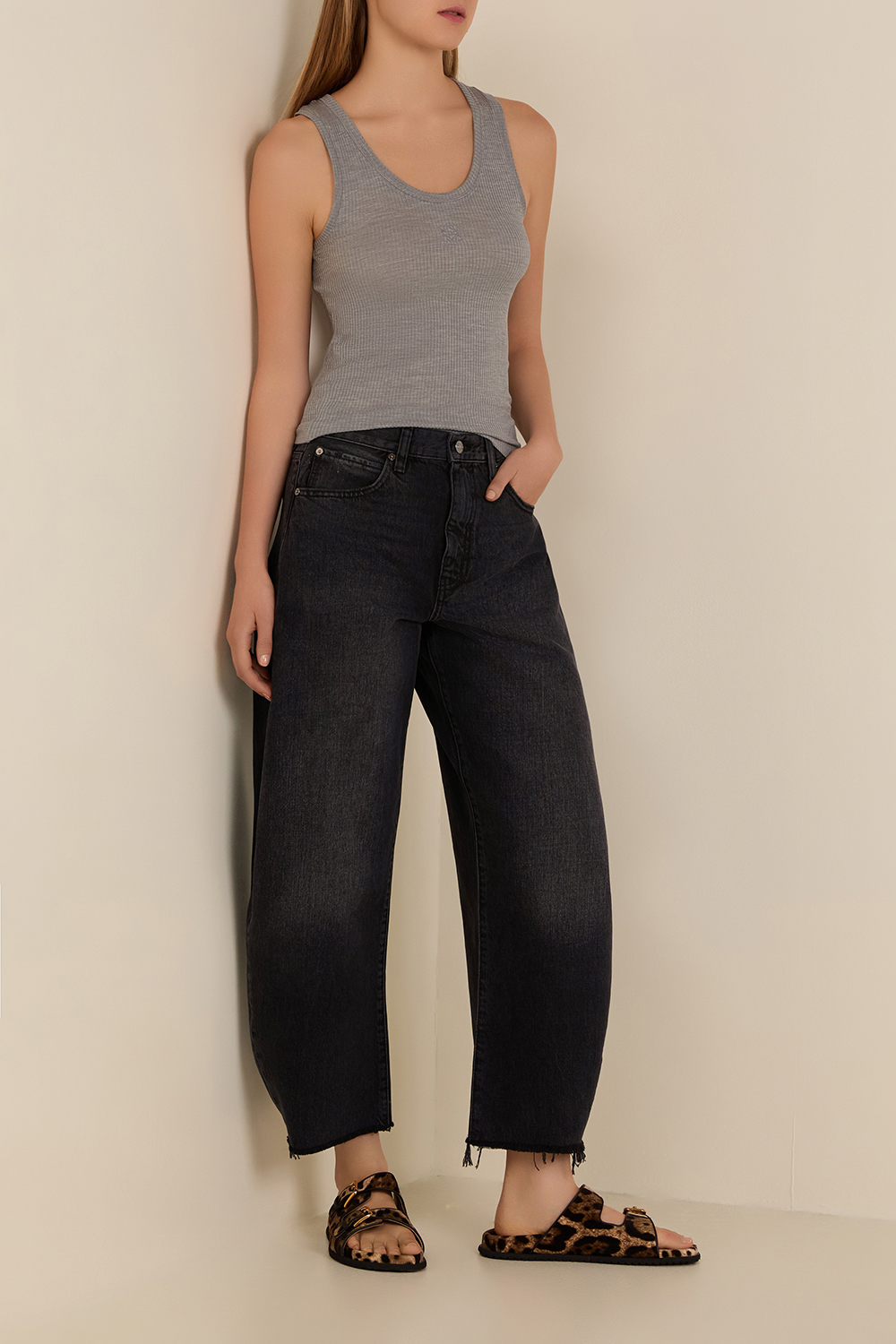 תמונת דוגמן קידמית של סנדלי סליידס