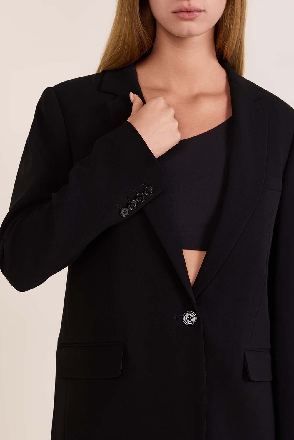 תמונת תקריב דוגמן של ז'קט מחוייט