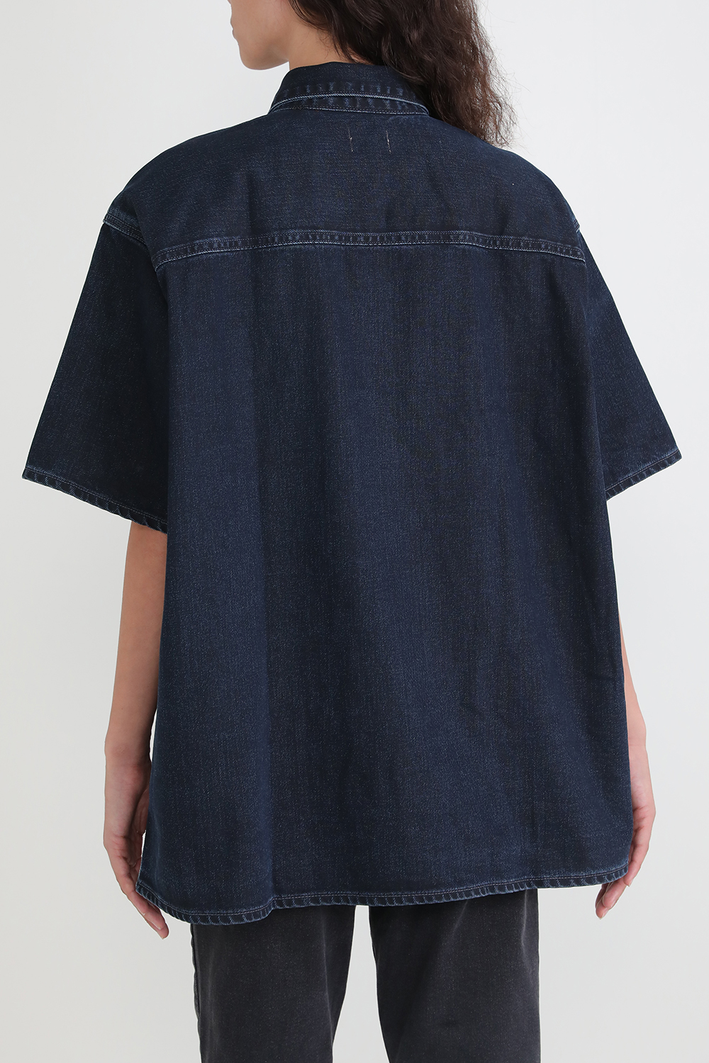 תמונת דוגמן אחורית של חולצת ג'ינס קצרה