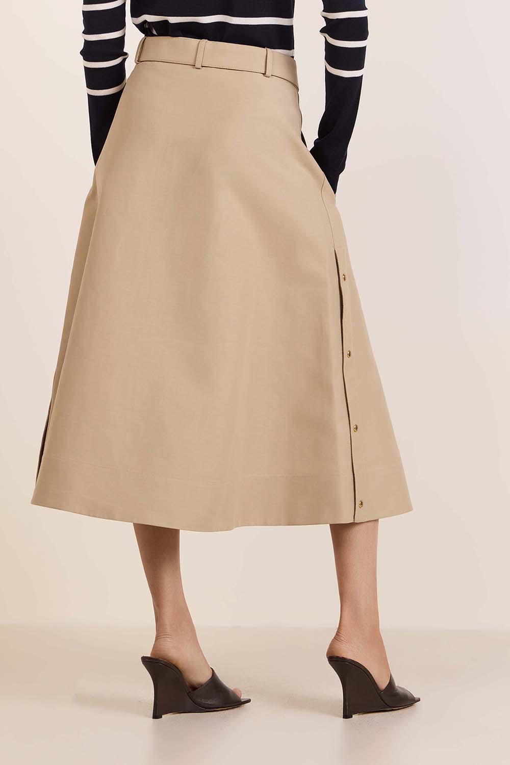 תמונת דוגמן אחורית של חצאית מידי