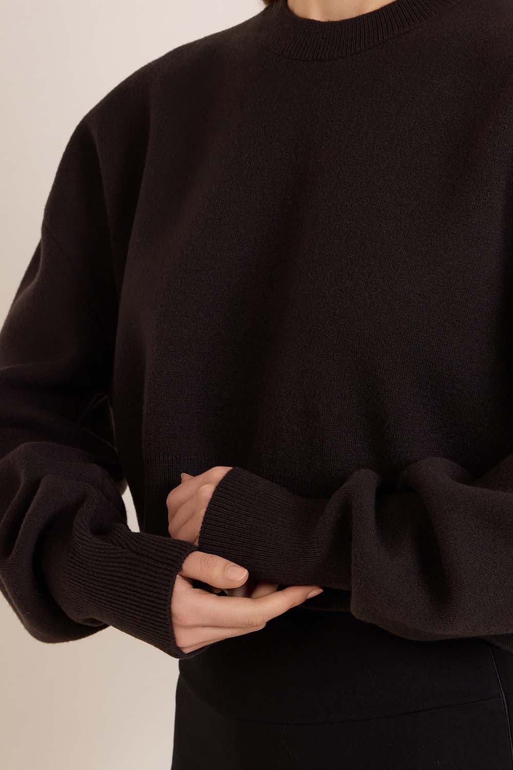 תמונת תקריב דוגמן של סווטשירט צמר וקשמיר