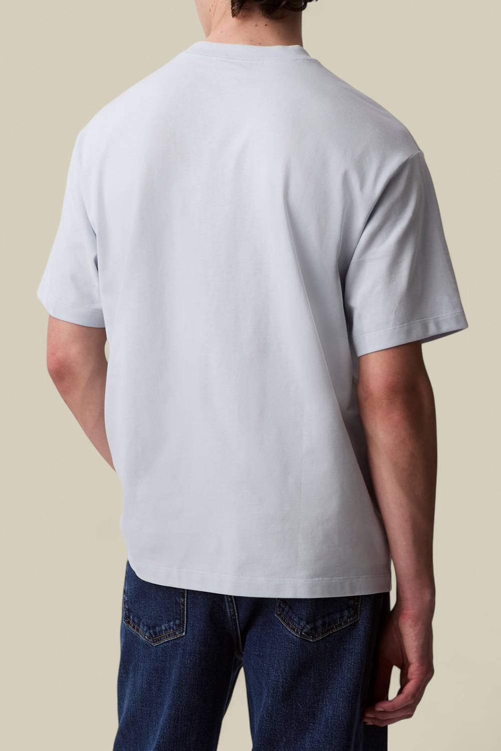 תמונת דוגמן אחורית של חולצת טי