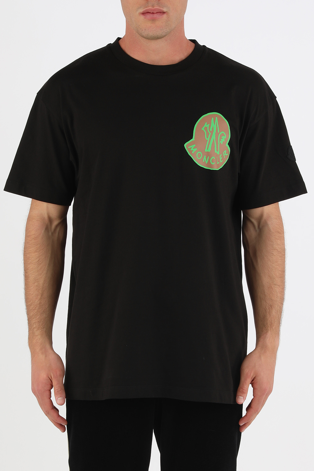 תמונת דוגמן קידמית של חולצת טי שחורה עם לוגו ניאון