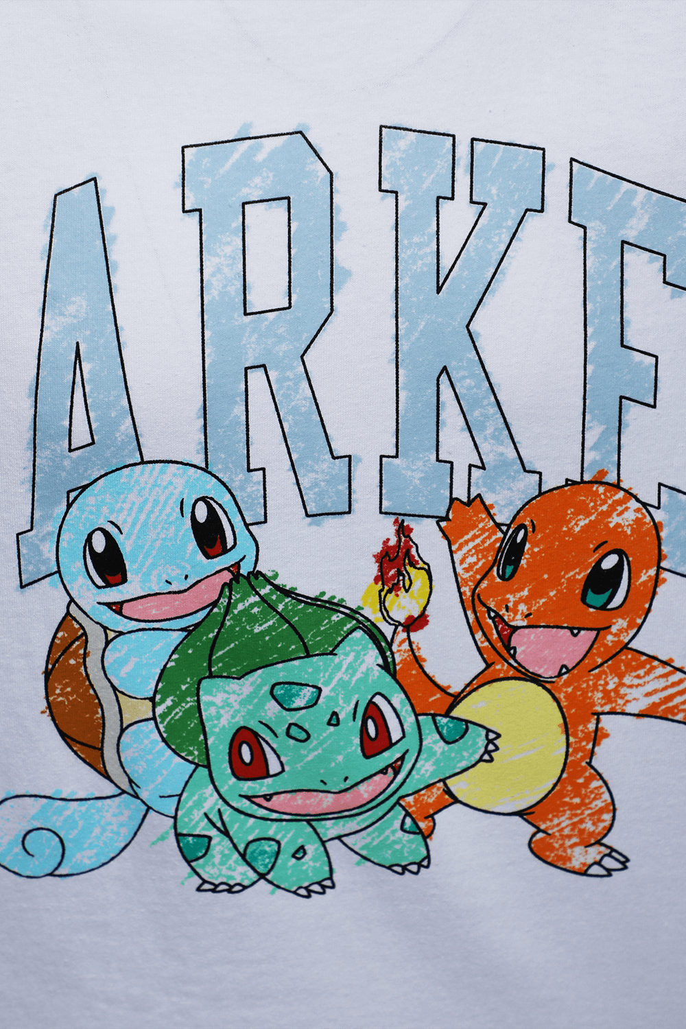 תמונת תקריב של טי שירט משנה צבע עם הדפס פוקימון בגוון לבן צ'יינה טאון מרקט X פוקימון