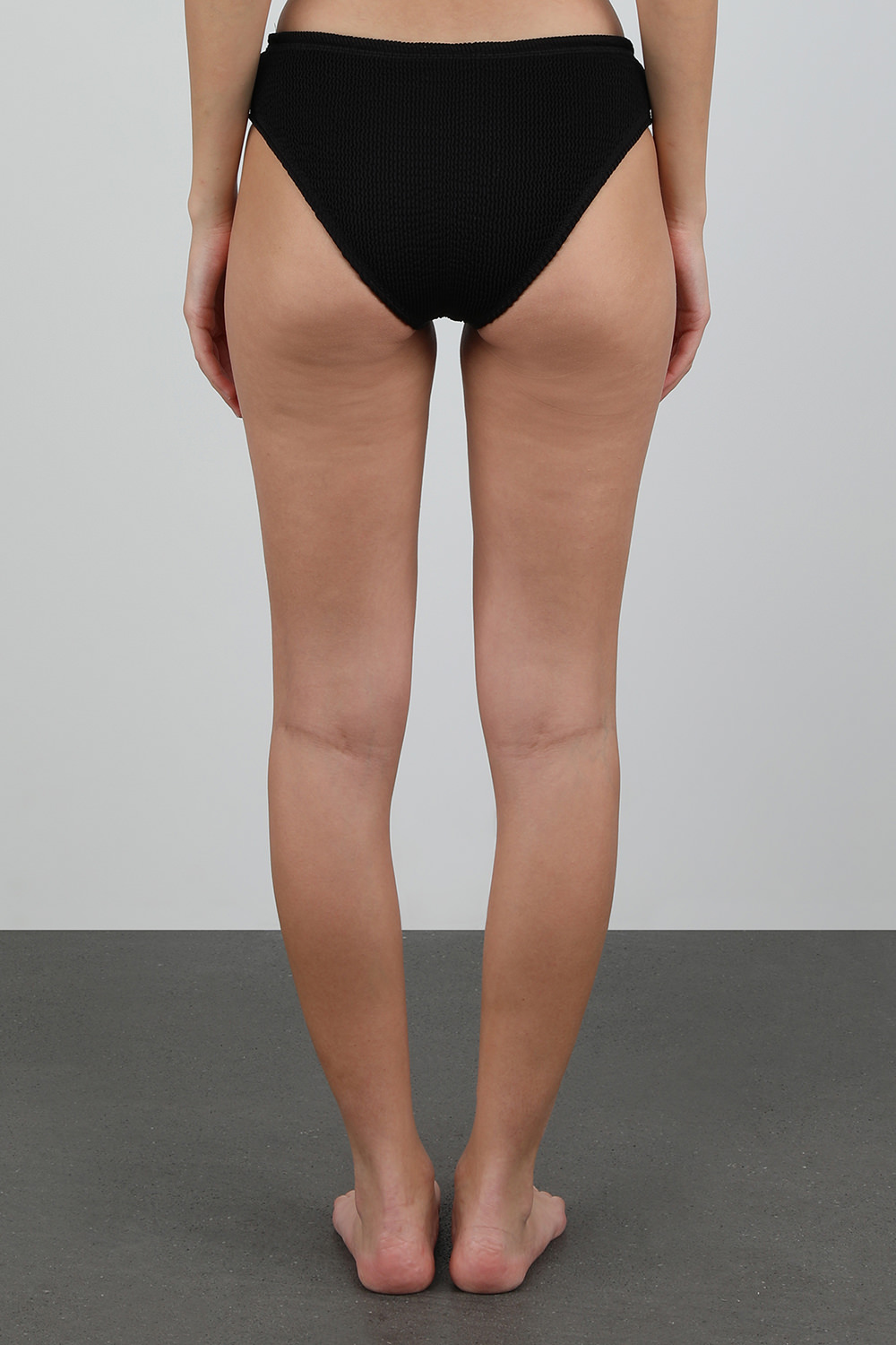 סט ביקיני שחור עם כיווצים