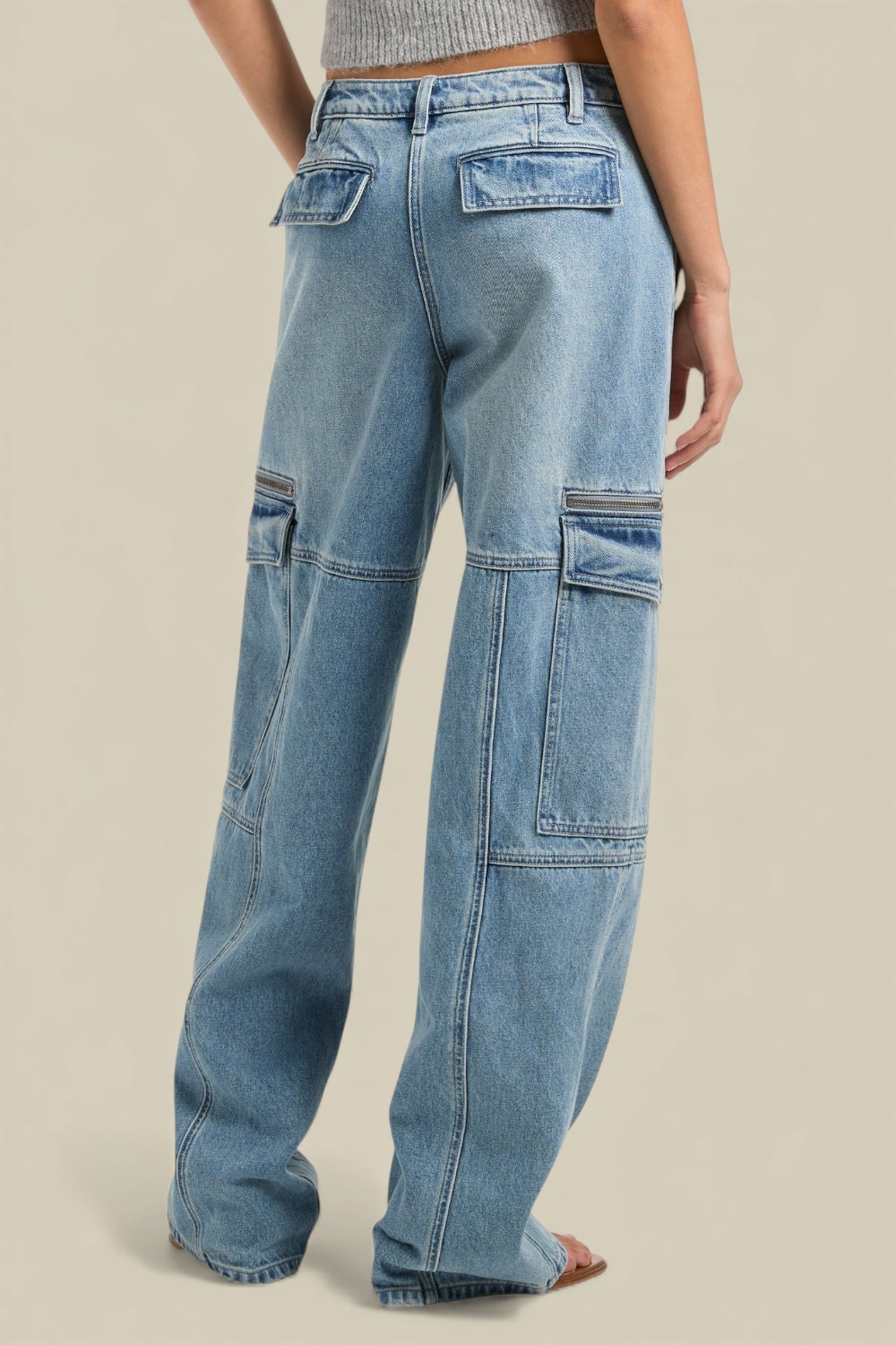 תמונת דוגמן אחורית של מכנסי ג'ינס קרגו