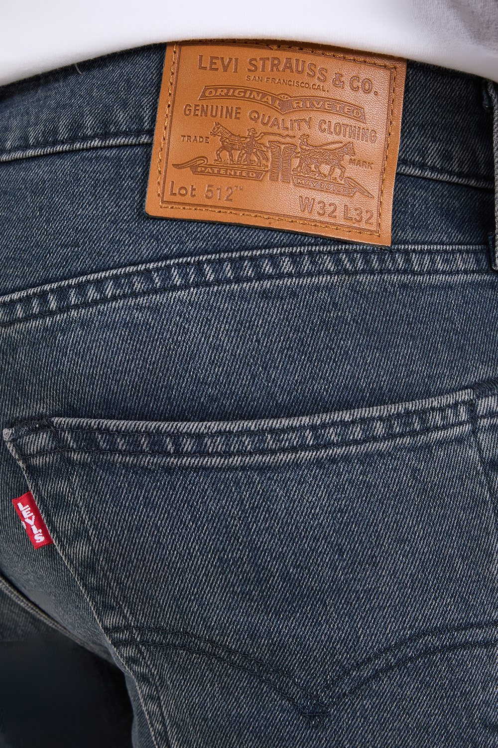 תמונת תקריב דוגמן של מכנסי ג'ינס סלים טאפר 512