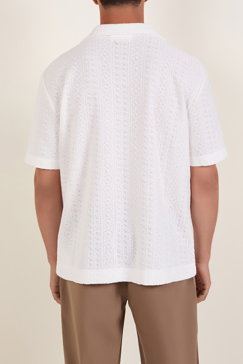 תמונת דוגמן אחורית של חולצת סריג מכופתרת