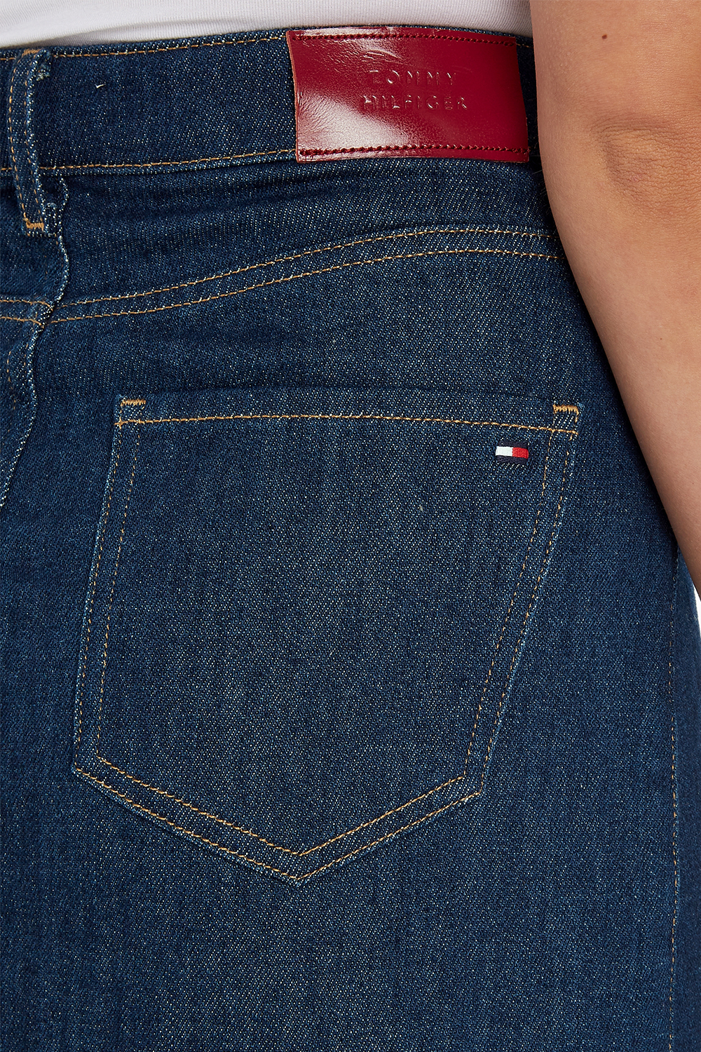 תמונת תקריב דוגמן של חצאית ג`ינס קצרה