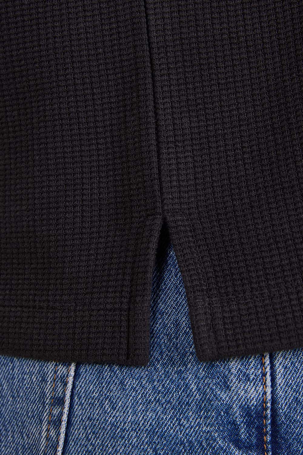 תמונת תקריב דוגמן של חולצת טי שרוול ארוך