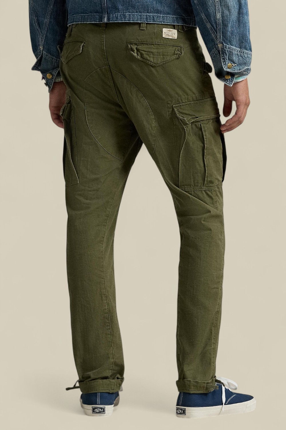 תמונת דוגמן אחורית של מכנסי קרגו