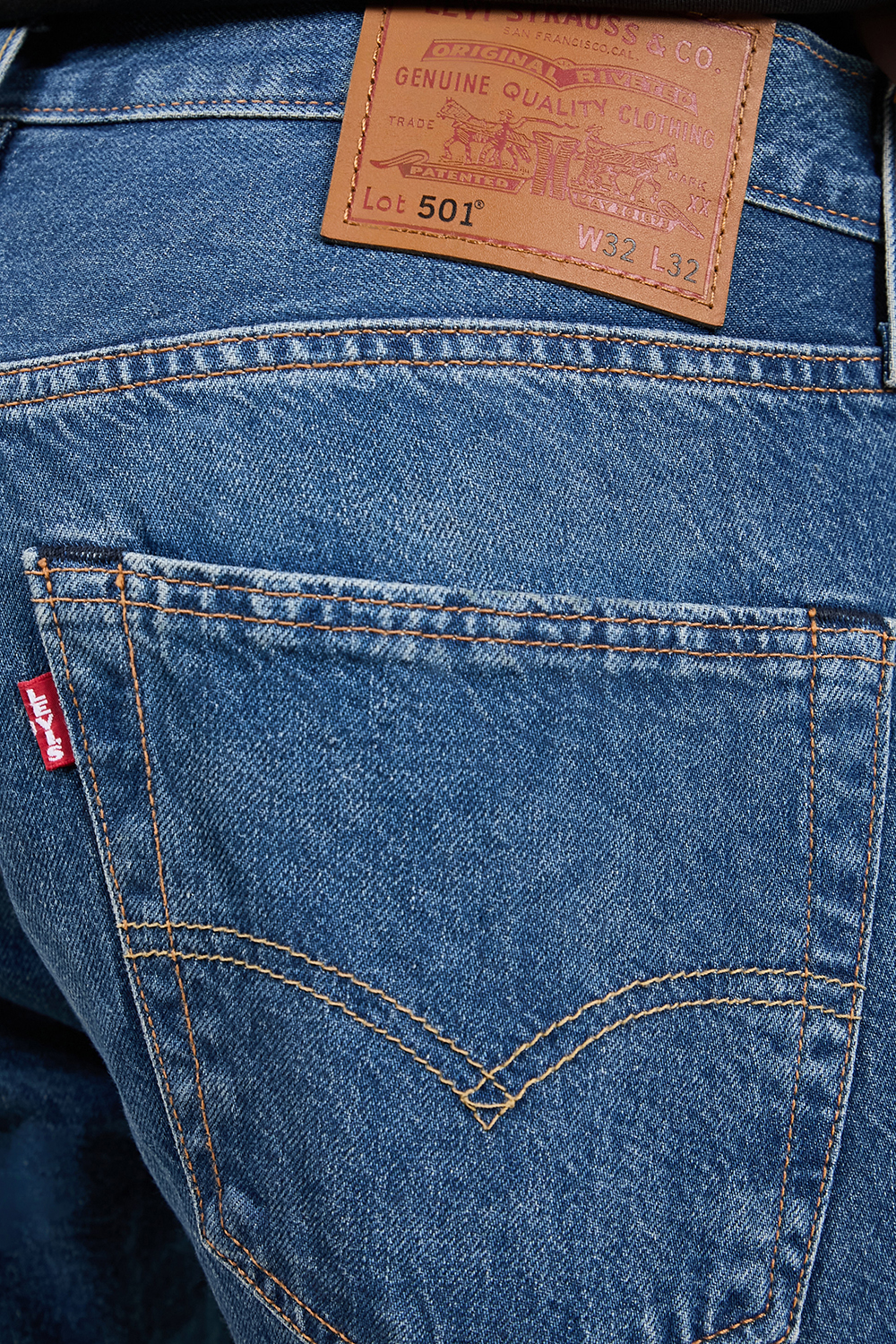 תמונת תקריב דוגמן של מכנסי ג'ינס 501 בגזרה ישרה