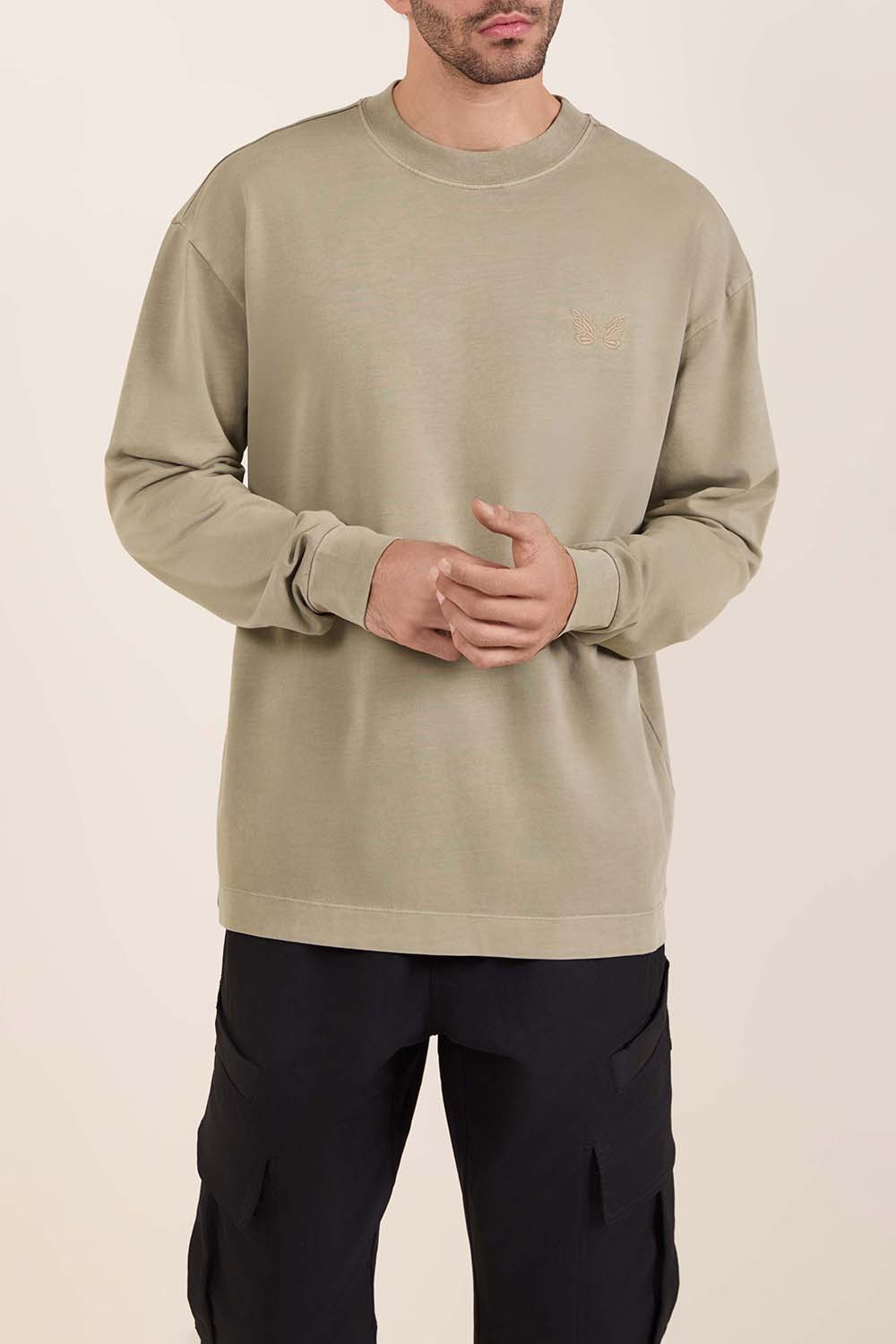 תמונת דוגמן קידמית של חולצת טי ארוכה אוברסייז