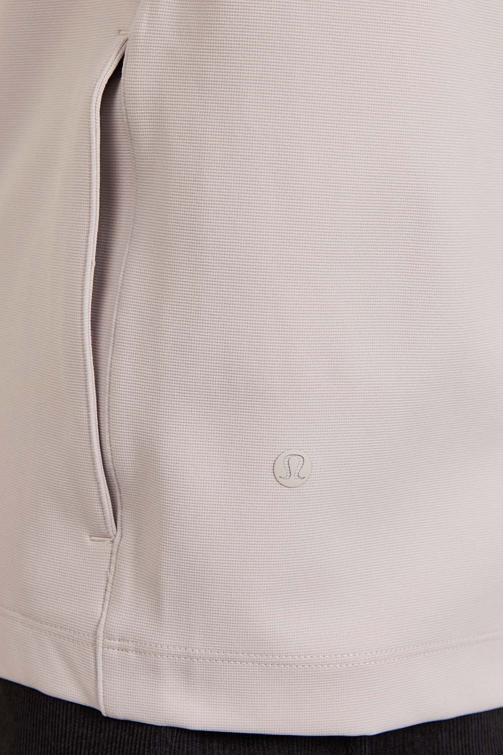 תמונת תקריב דוגמן של Sojourn Overshirt