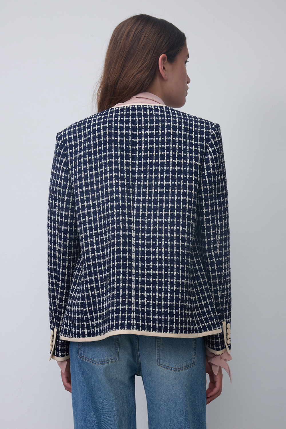 תמונת דוגמן אחורית של ז'קט מחויט