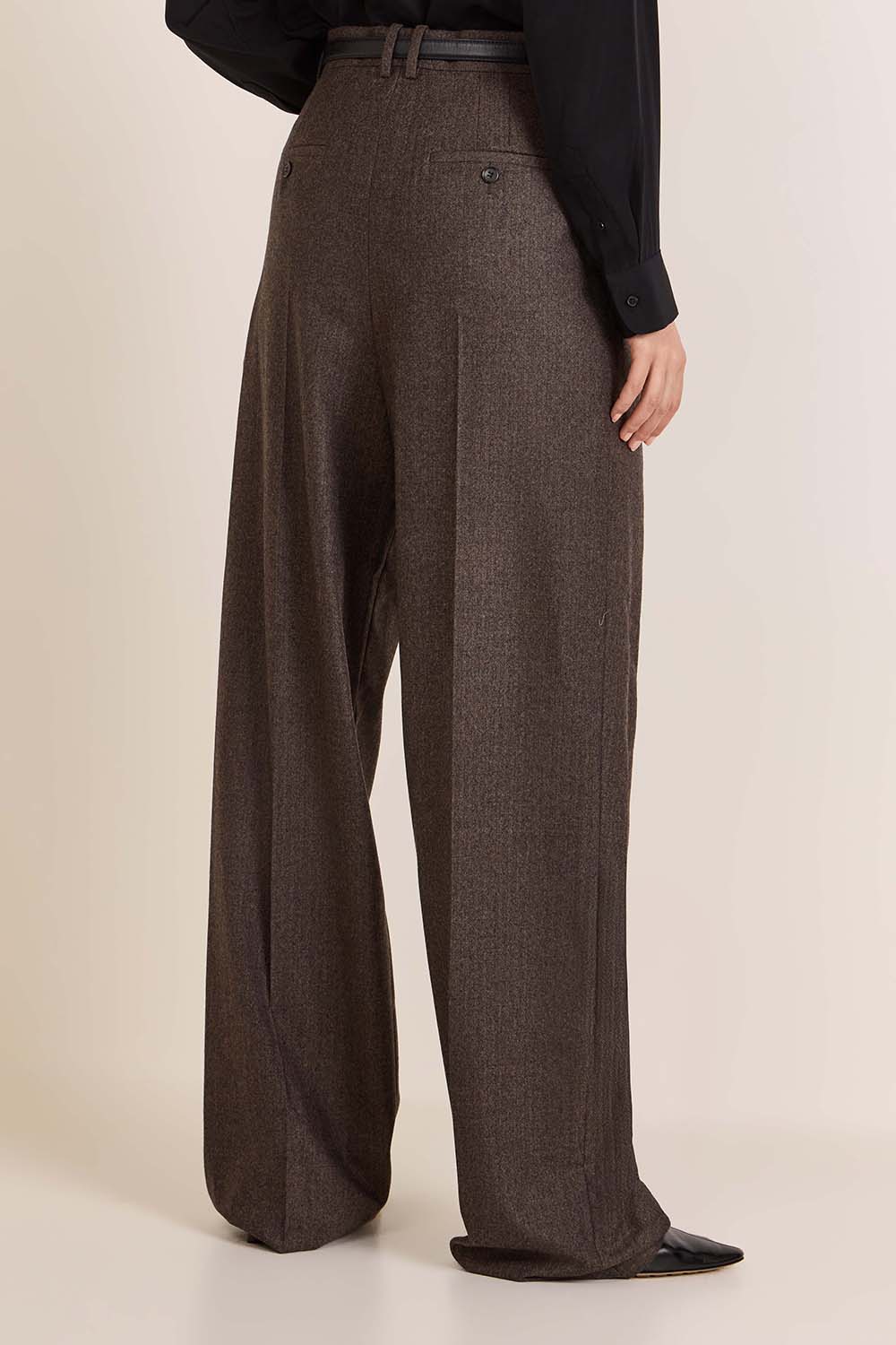 תמונת דוגמן אחורית של מכנסי קפלים מחוייטים