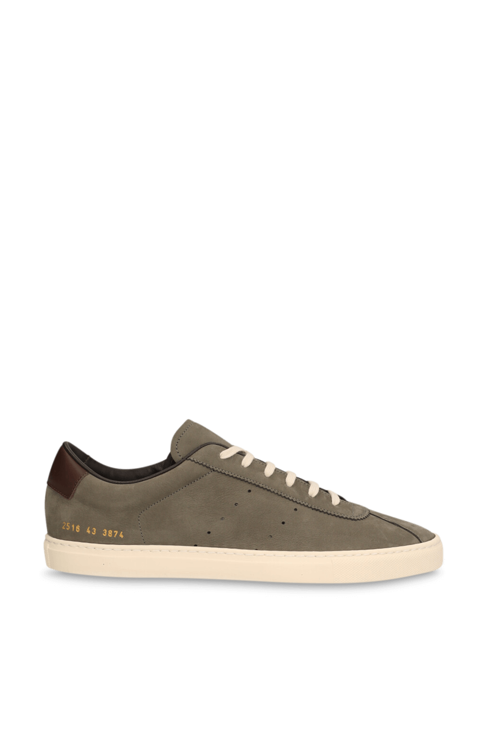 תמונה קידמית של נעלי סניקרס