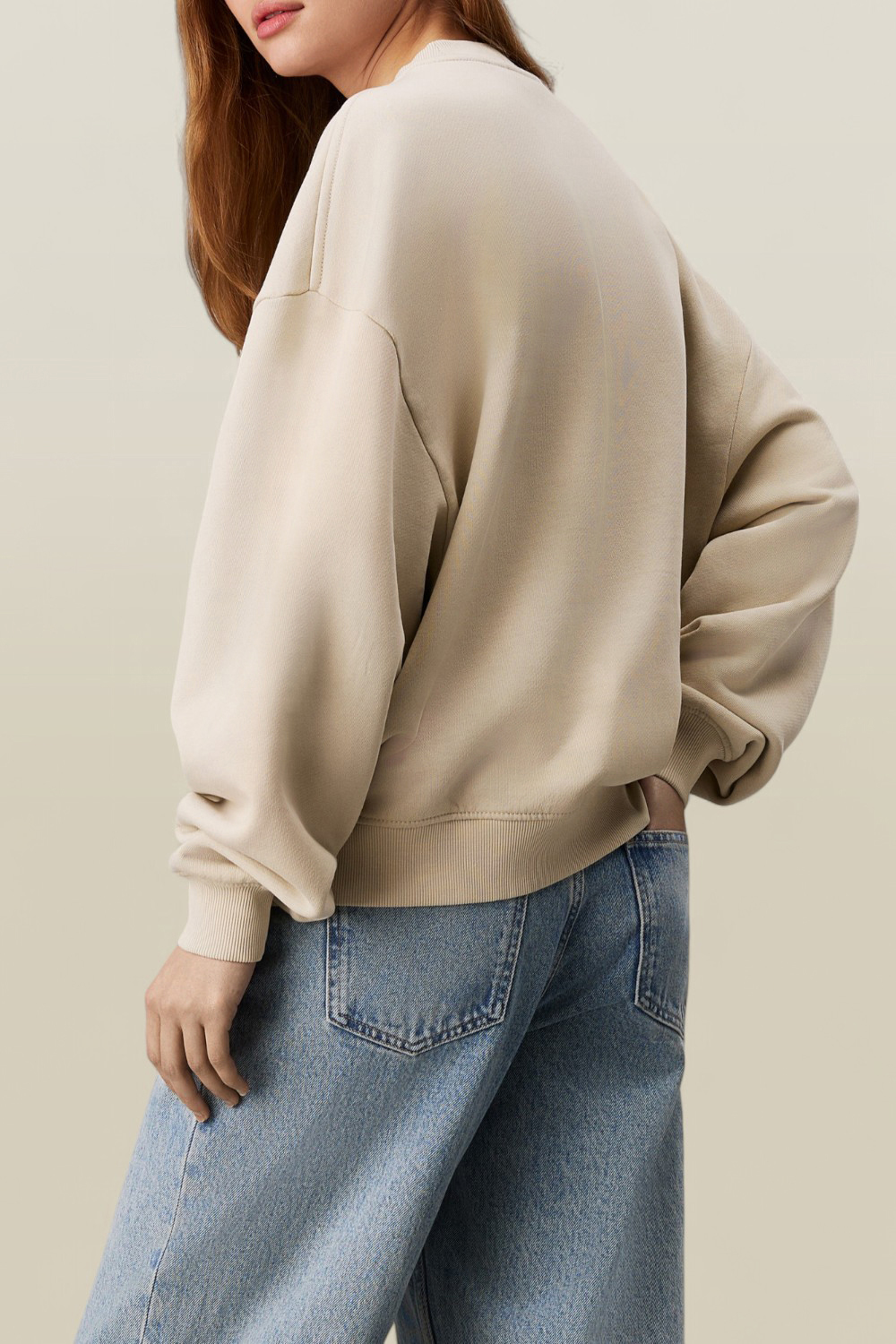 תמונת דוגמן אחורית של סווטשירט עם צווארון מעוגל