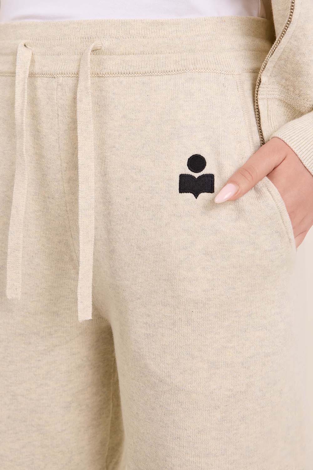 תמונת תקריב דוגמן של מכנסי ג'וג סרוגים