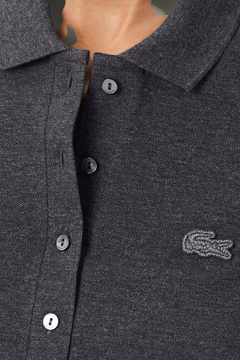 תמונת תקריב דוגמן של חולצת פולו סלים פיט L.12.D